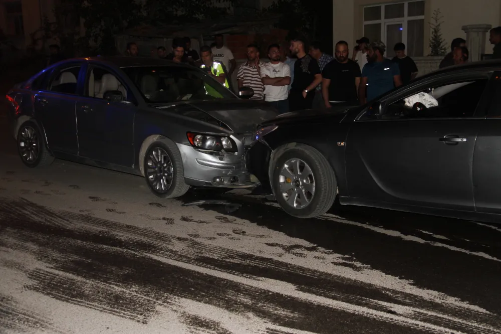 İki ayrı trafik kazasında 6 kişi yaralandı