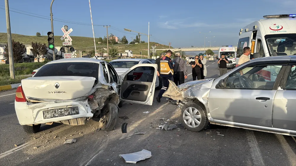 Üç aracın karıştığı kazada 4 kişi yaralandı