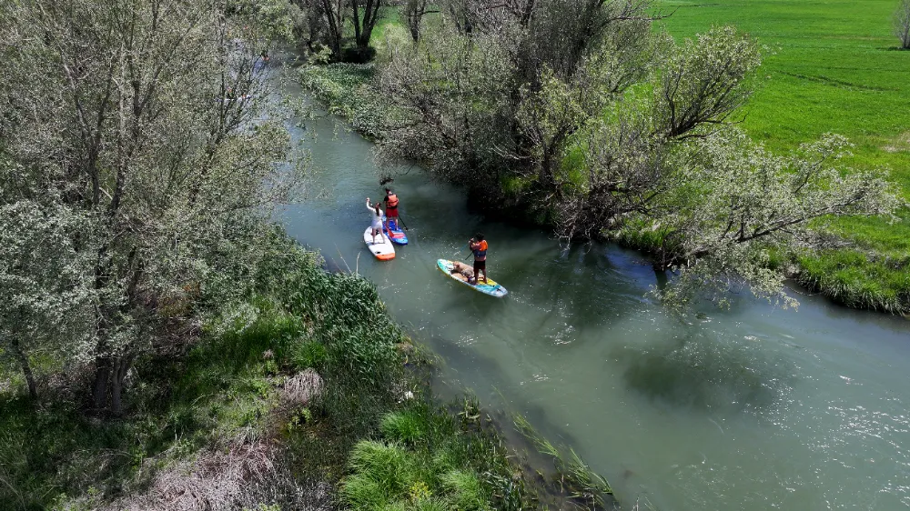 Köpeği ile serin sularda 8 yıldır kürek çekiyor