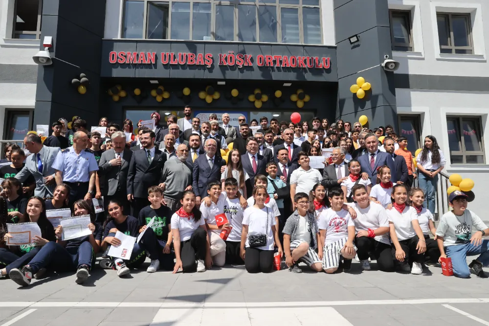 Bakan Tunç, öğrencilere karne dağıttı