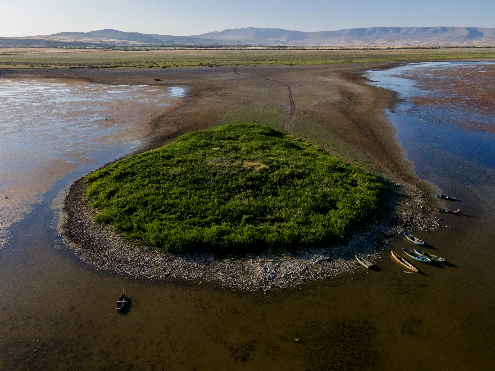 Kuraklık Çavuşçu Gölü’nü tehdit ediyor