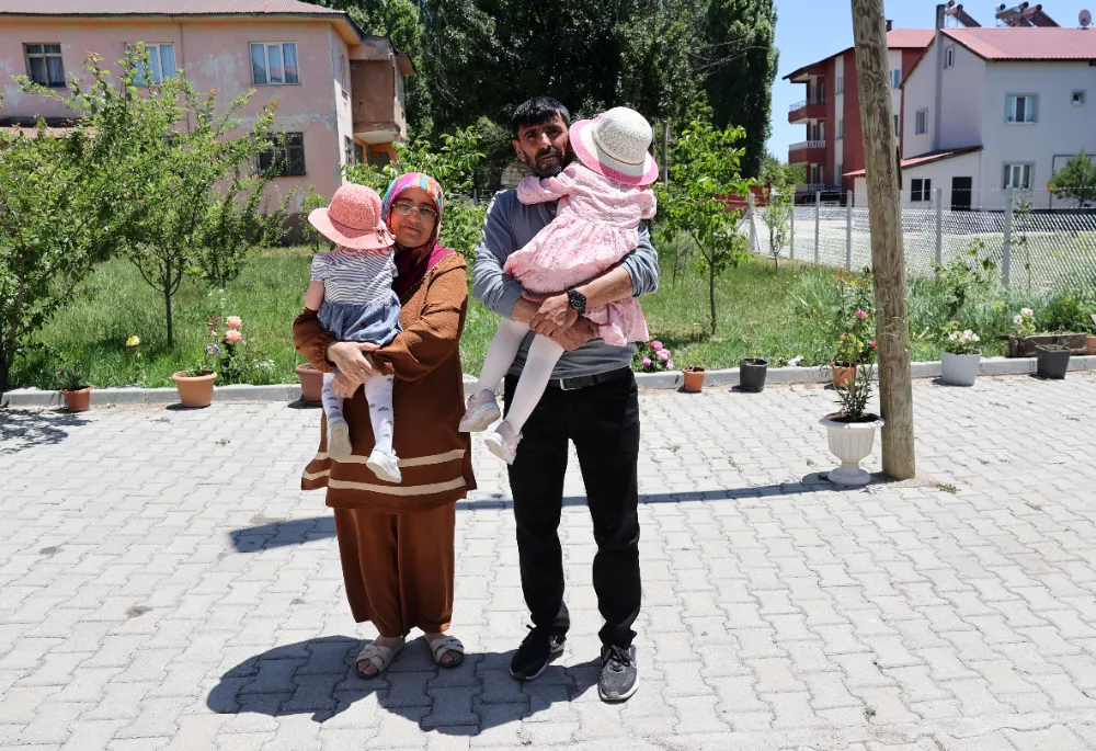Kızlarını gelin edip, iki kız kardeşe koruyucu aile oldular