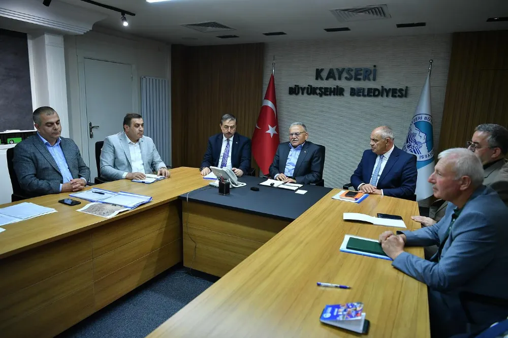 Büyükkılıç, ilçe belediye başkanlarıyla bir arada