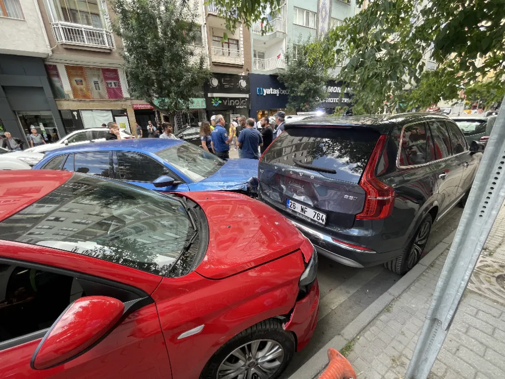 Kontrolden çıkan araç, park halindeki 2 otomobile çarptı