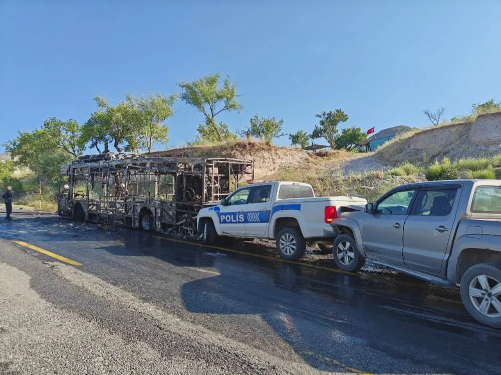 Alevler içindeki otobüs 2 araca zarar verdi