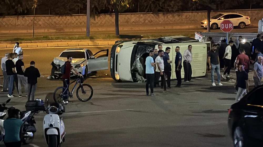 Otomobil ile minibüs çarpıştı: 9 yaralı