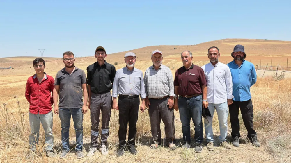 Başkan Çolakbayrakdar, genç çiftçiyle buğday hasadı yaptı