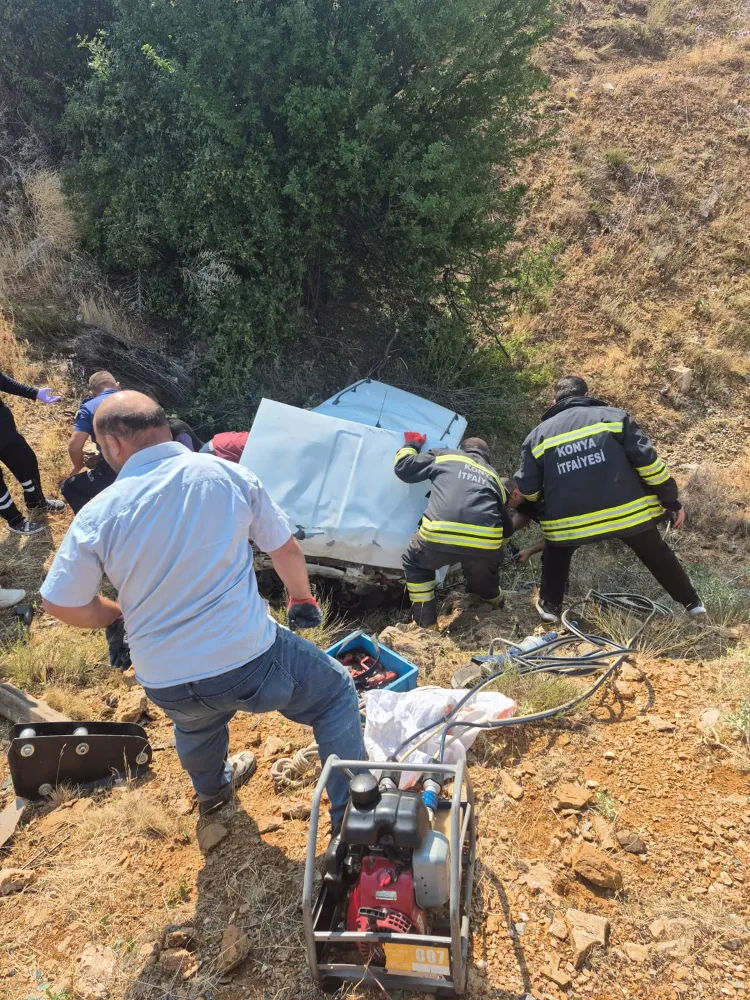 Şarampole devrilen otomobildeki 4 kişi yaralandı