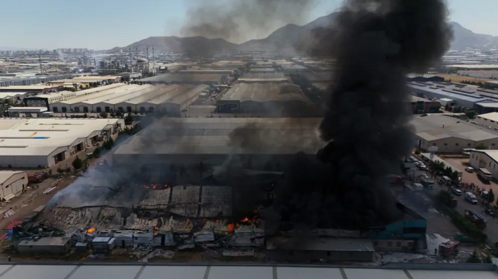 Mobilya fabrikasında çıkan yangın kontrol altına alındı