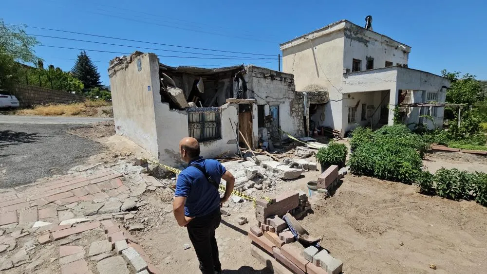 Çatı yaşlı adamın üzerine çöktü