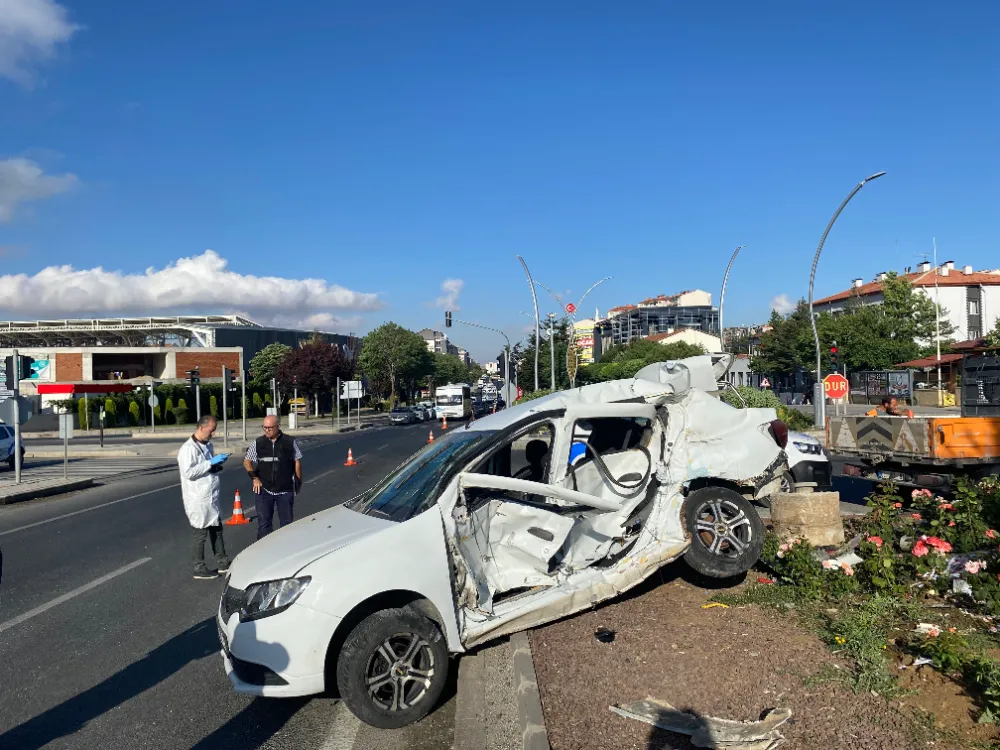 Minibüs ile otomobil çarpıştı, 1 kişi öldü, 2 kişi yaralandı