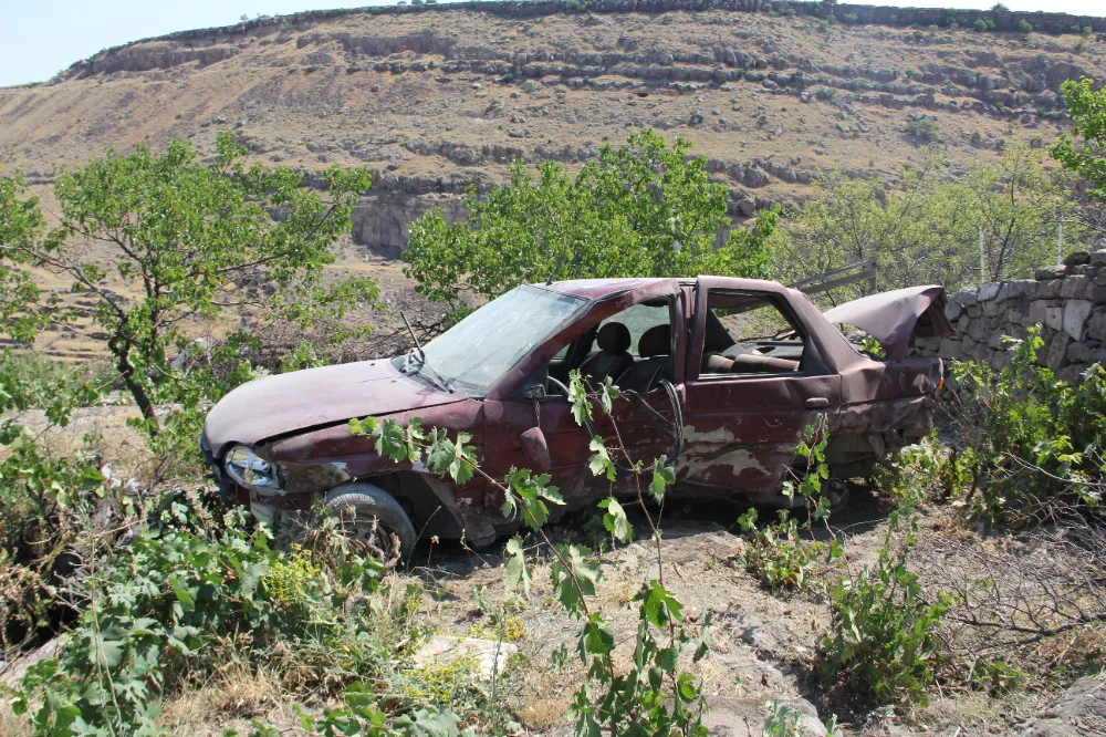 Otomobil evin bahçesine düştü, sürücü yaralandı