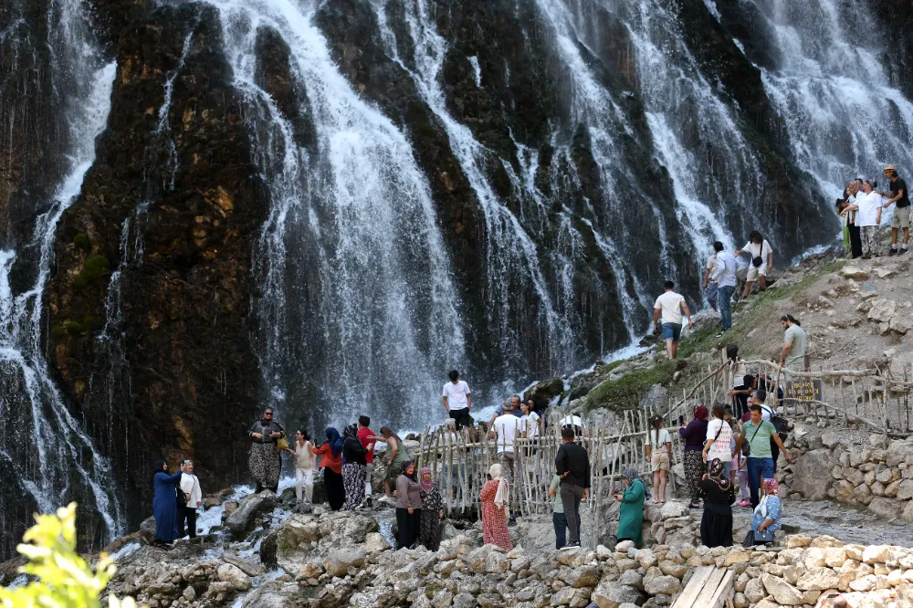 Kapuzbaşı Şelaleleri, sıcaktan kaçanları ağırlıyor