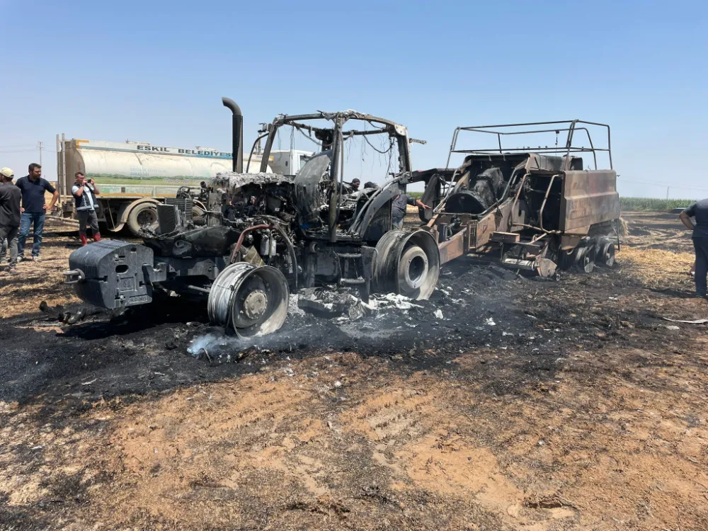 Balya makinesi ve traktör yanarak kullanılamaz hale geldi