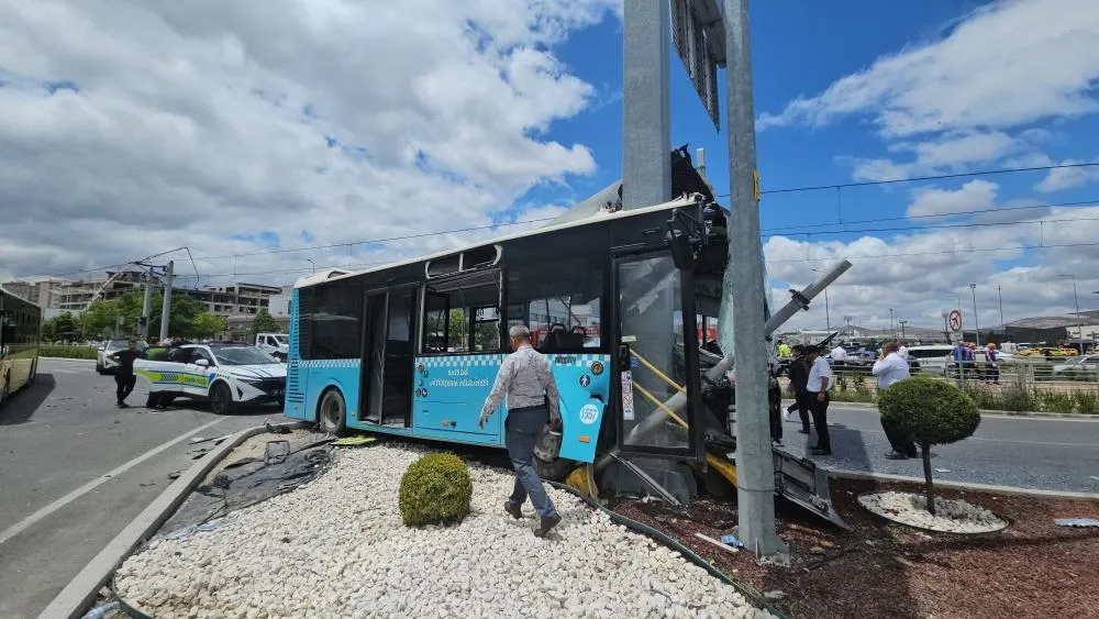  Tır, otobüs ve otomobile çarptı: 8 yaralı