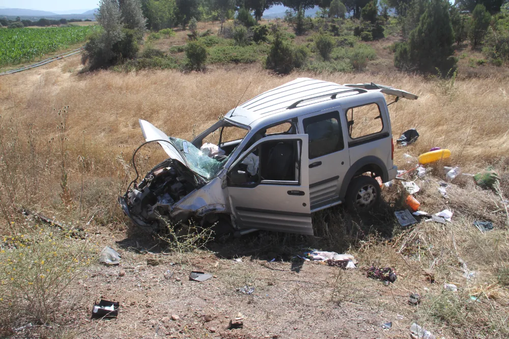 Beton direğe çarpan araçtaki 5 kişi yaralandı