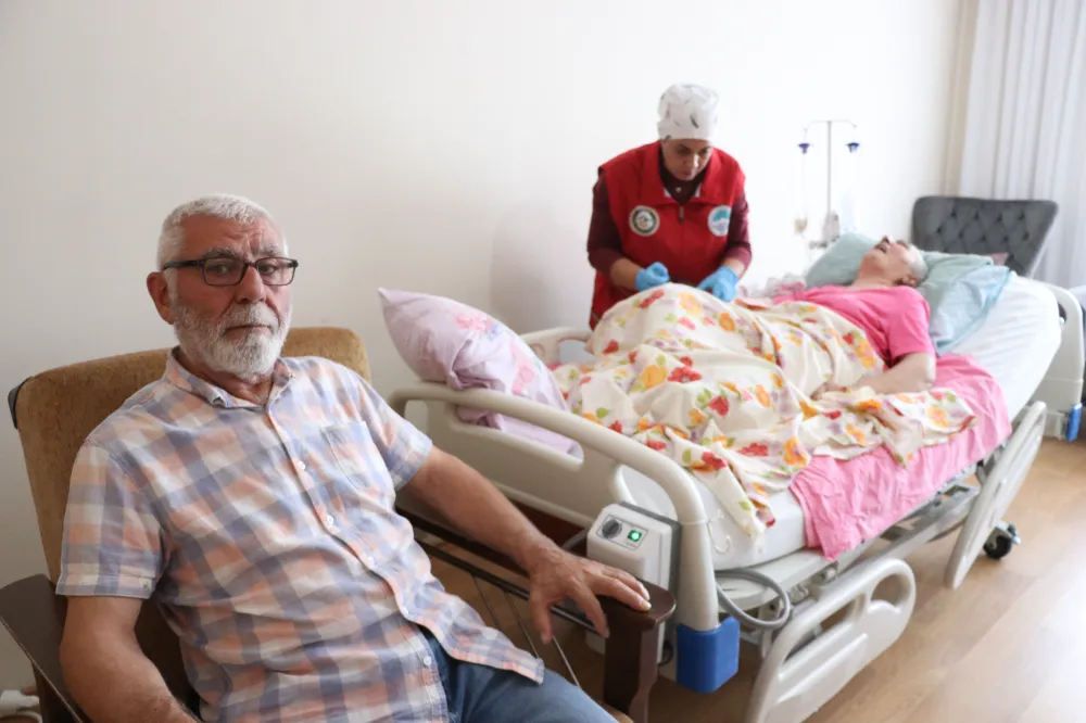 Yatalak eşine 10 yıldır gözü gibi bakıyor