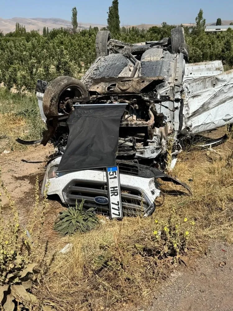 Ters yöne dönmeye çalışan otomobil kazaya neden oldu