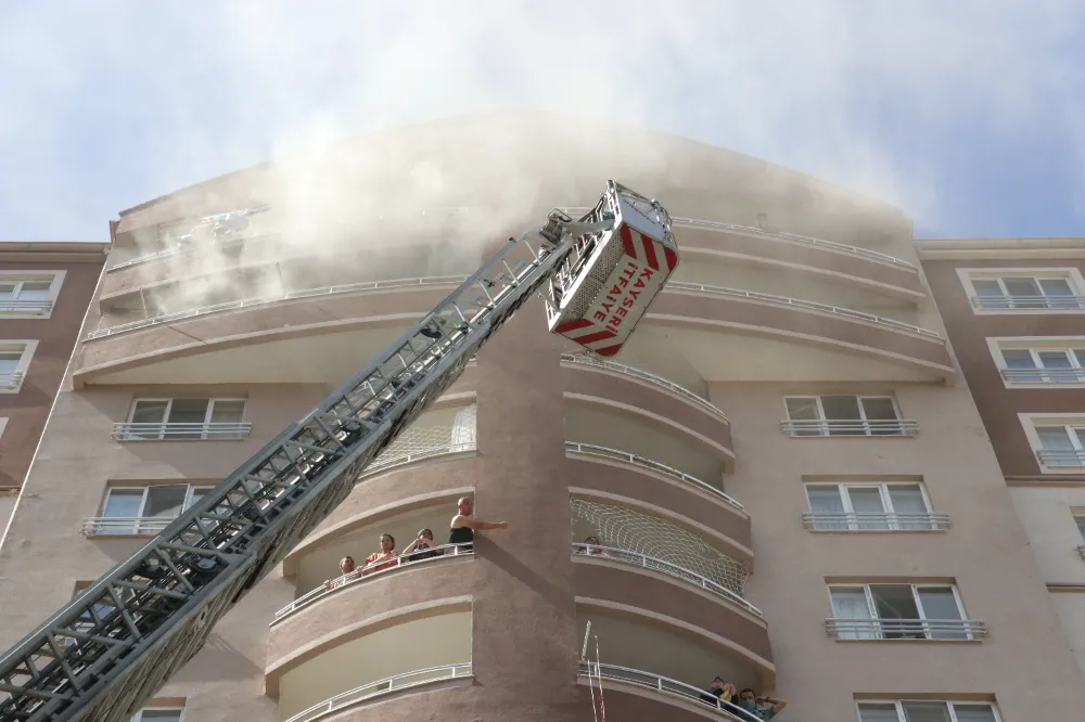 14 katlı apartmanda çıkan yangın söndürüldü