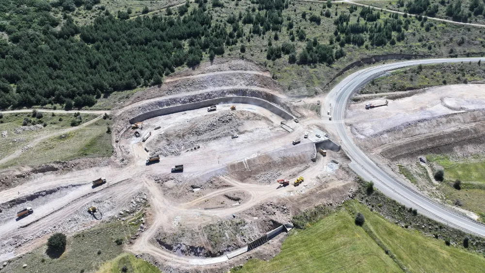 Hacılar-Erciyes yolunda yürütülen yol çalışmaları sürüyor