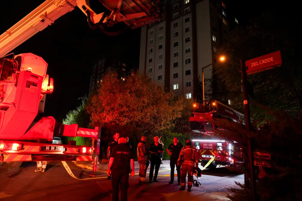 16 katlı apartmanın en üst katında çıkan yangın söndürüldü