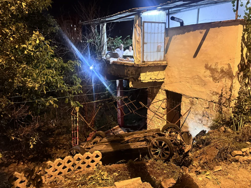 Ehliyetsiz sürücü evin bahçesine uçtu!