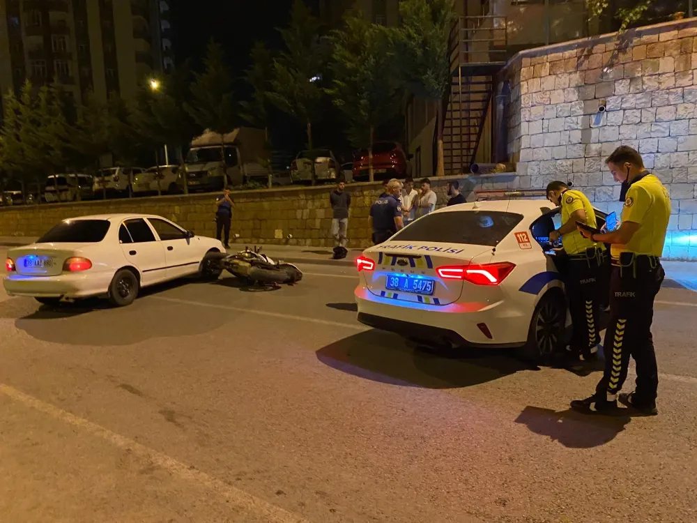 Motosiklet ile otomobil çarpıştı: 2 yaralı