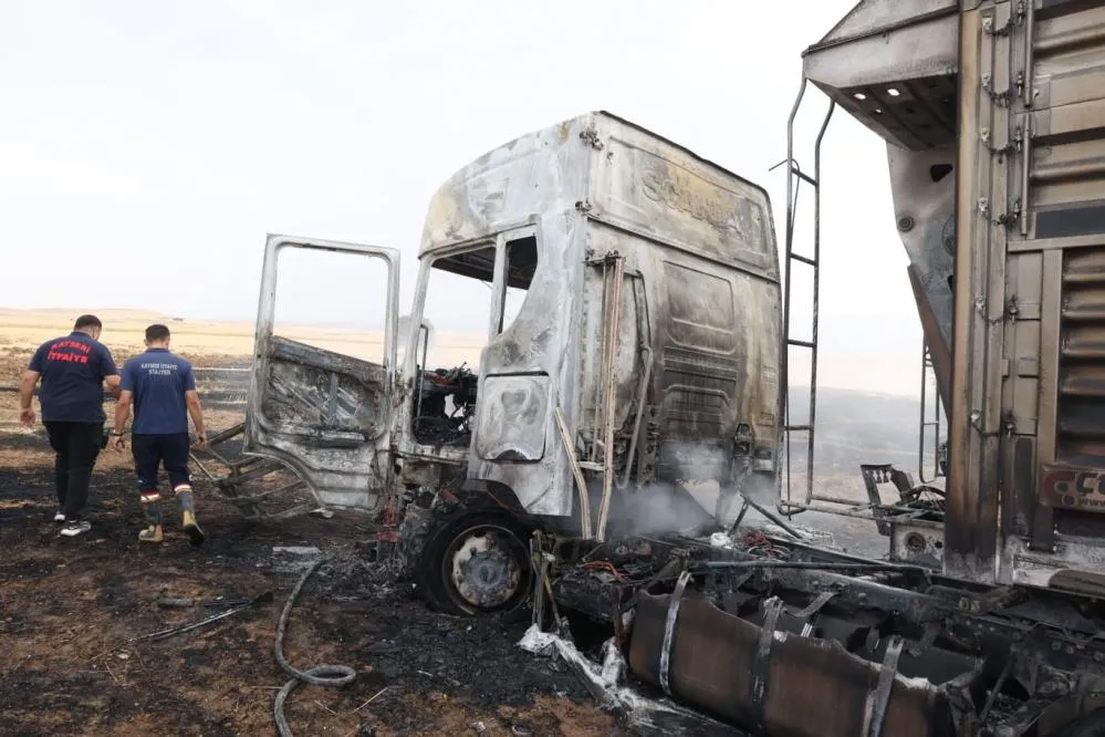 Yanan tır kullanılamaz hale geldi