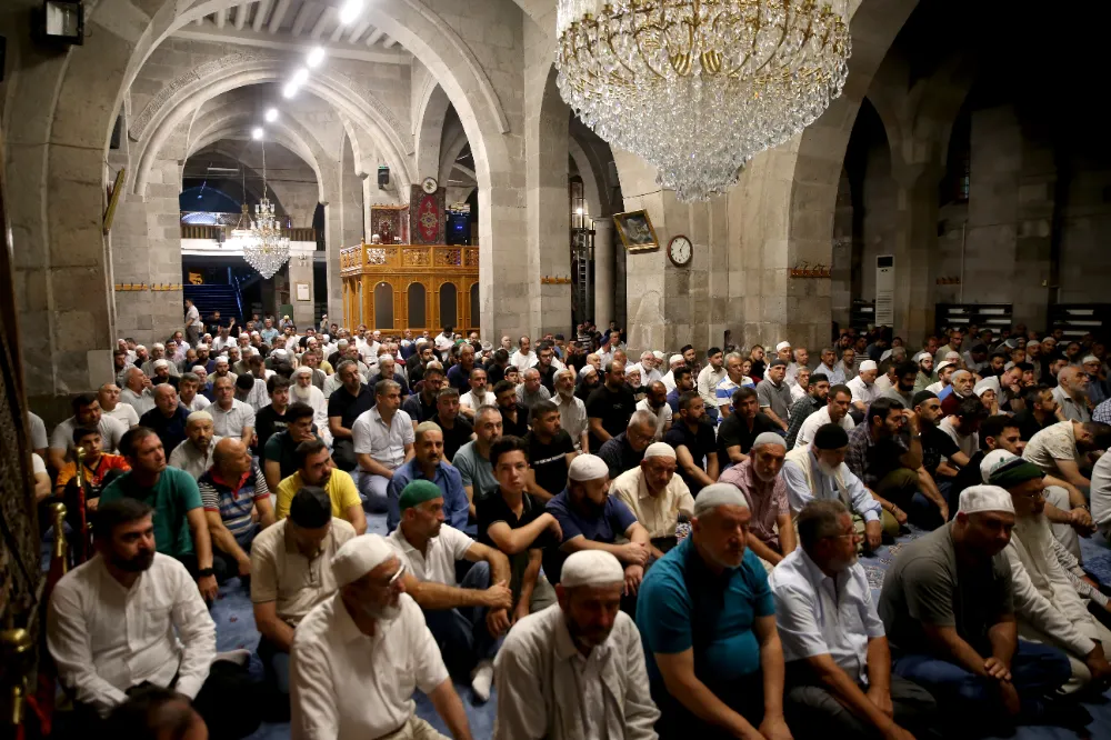 Gurbetçiler tarihi camide sabah namazında buluştu