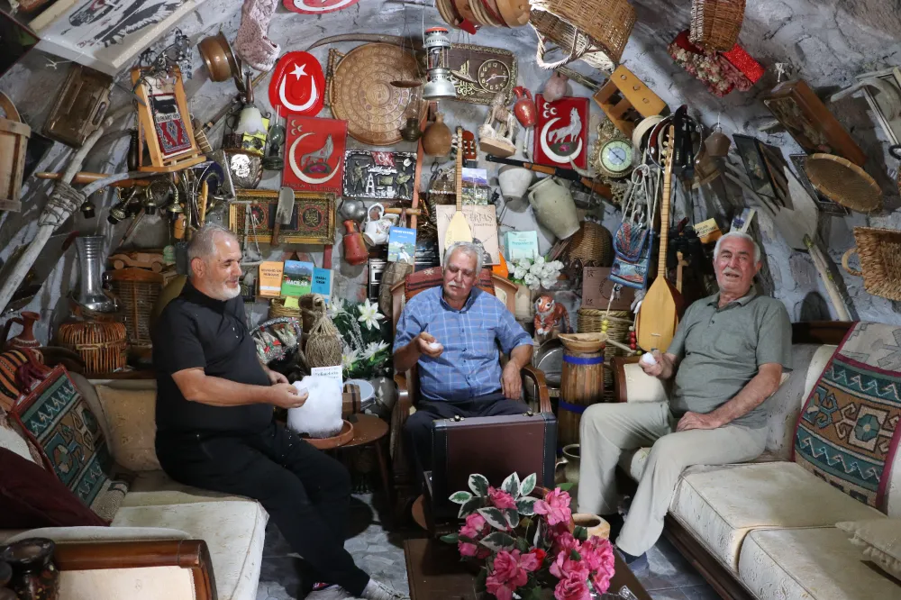 Müze gibi evinde 40 yıldır biriktirdiği antikaları sergiliyor