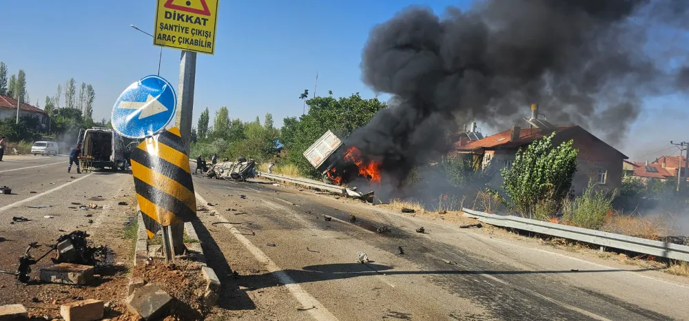 Otomobil ile çekicinin çarpıştığı kazada 3 kişi öldü!