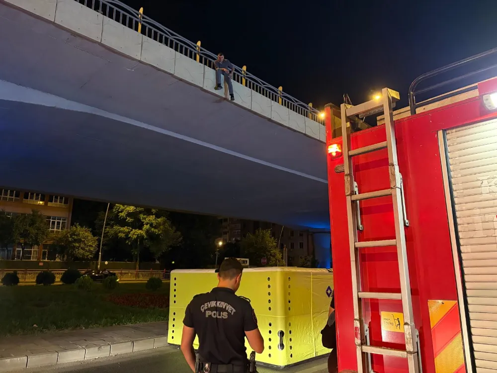  Köprüden atlamak istedi, polis ikna etti!