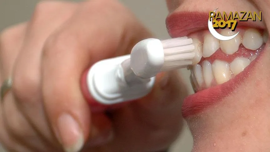 Diş çürüğüne neden olan bakteriler komşu dişe de bulaşabiliyor