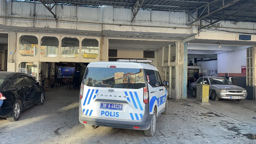 Oto tamirhanesinde kalfa çırağı kazara silahla yaraladı