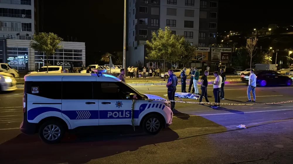 Önce kamyonet çarptı, ardından otomobil ezdi!