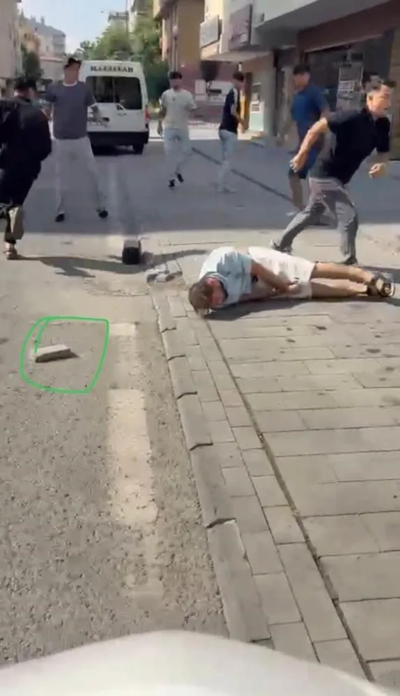 Kavga ettikleri kişiyi taşla bayılttılar!