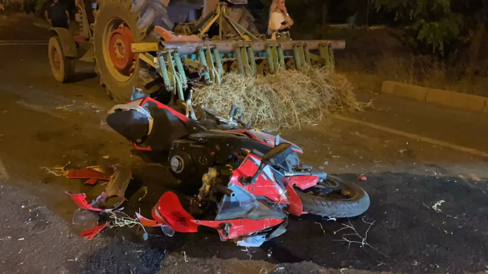 Traktörle çarpışan motosikletin sürücüsü hayatını kaybetti