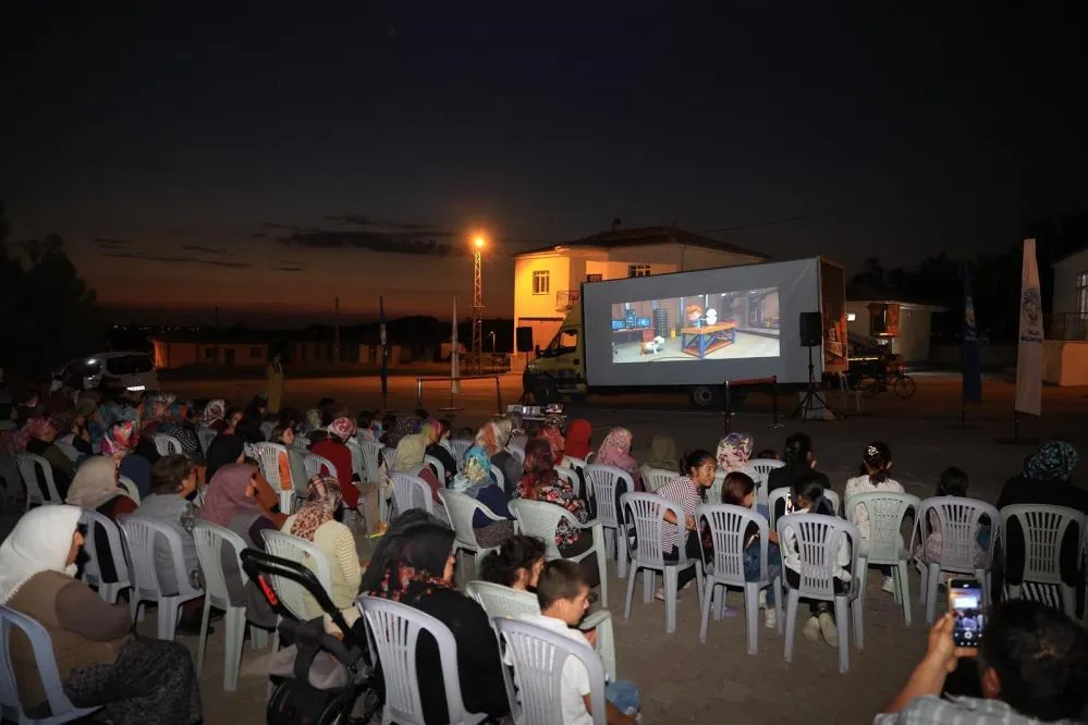 Talas kırsalında yazlık sinema keyfi