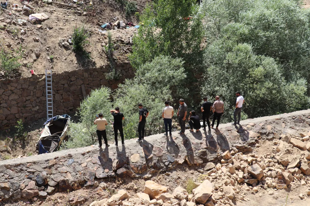 Minibüs uçuruma yuvarlandı, 4 kişi öldü, 18 kişi yaralandı 