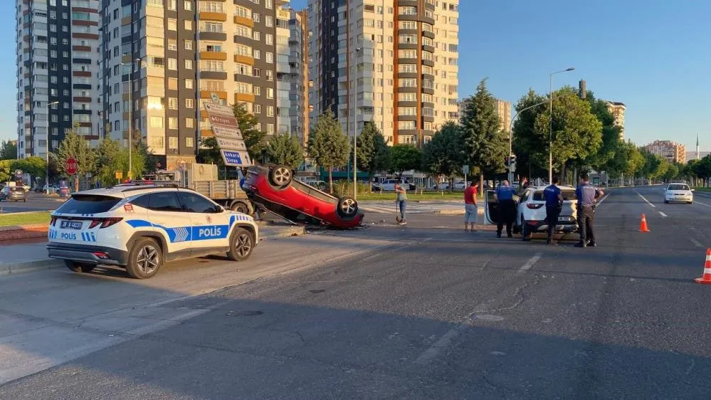 Çarpışan otomobillerden biri takla attı: 2 yaralı