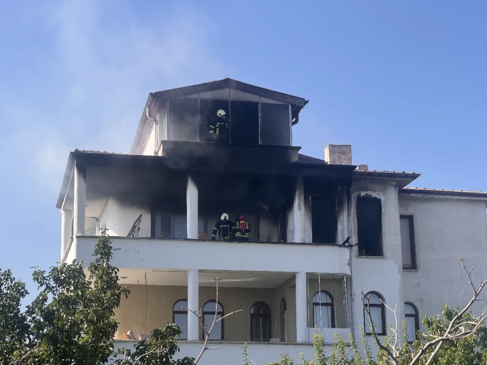 Villada çıkan yangın hasara yol açtı