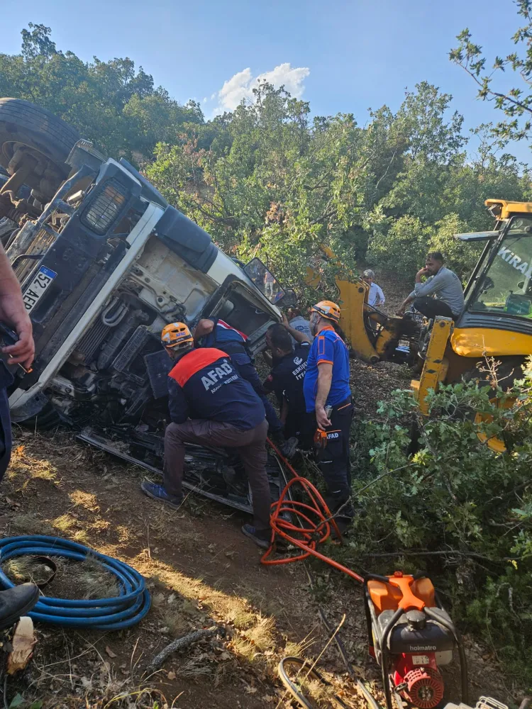 Devrilen beton mikserinin sürücüsü yaralandı