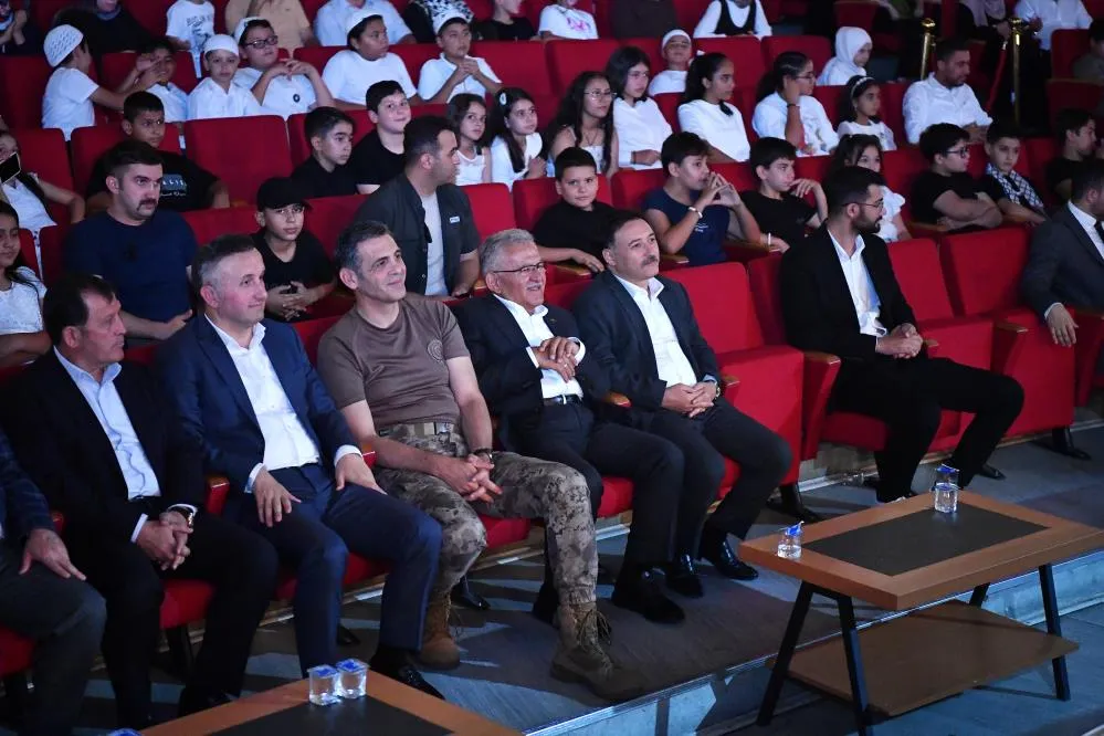 Vali Çiçek ve Büyükkılıç, çocukların heyecanına ortak oldu