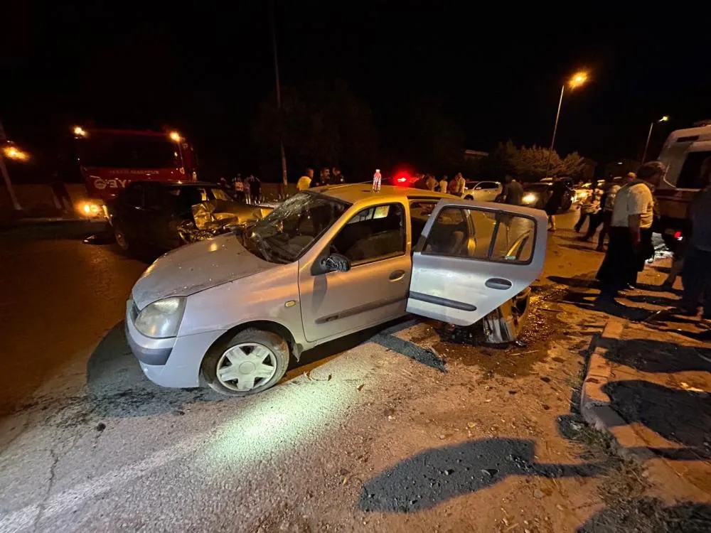  Otomobiller çarpıştı, sıkışan kadını itfaiye kurtardı