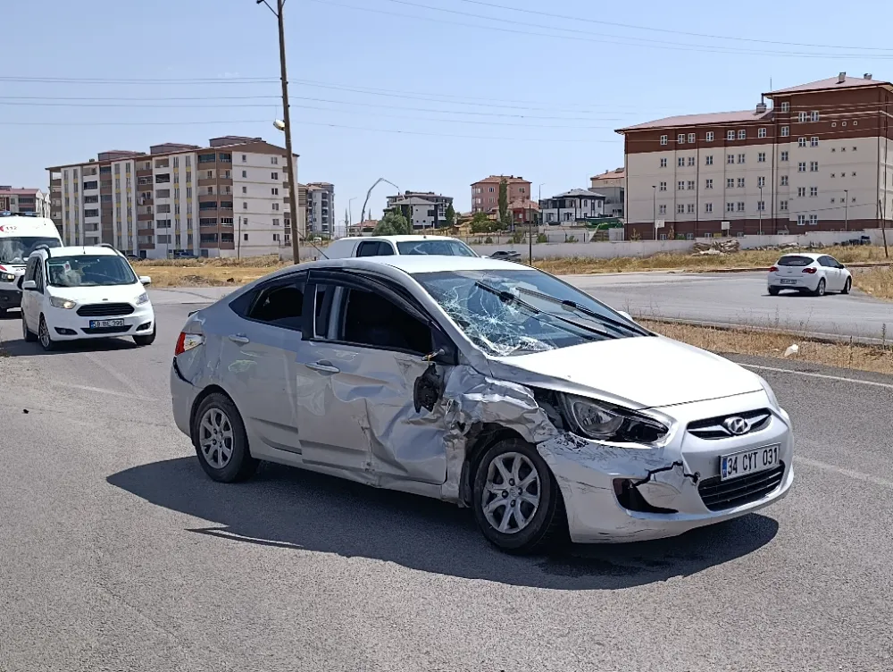 Kamyonet ile otomobilin çarpıştığı kazada 6 kişi yaralandı