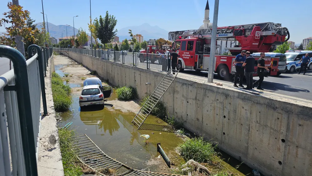 Yoldan çıkan otomobil sulama kanalına düştü