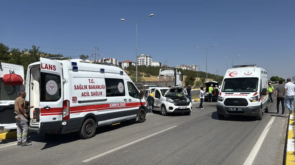 Otomobil ile hafif ticari aracın çarpıştığı kazada 6 kişi yaralandı