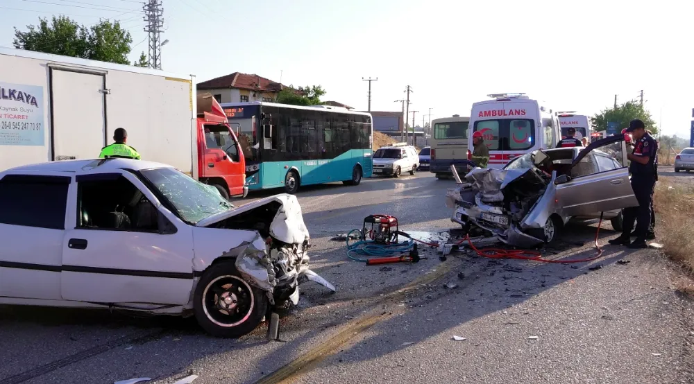 İki otomobilin çarpıştığı kazada sürücüler öldü