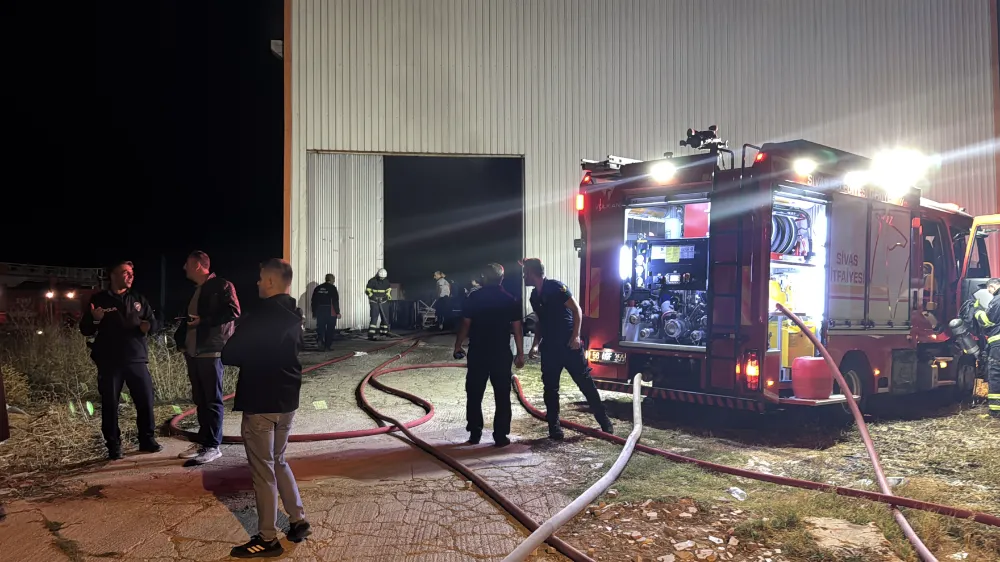 Ahşap üretim fabrikasında çıkan yangın söndürüldü
