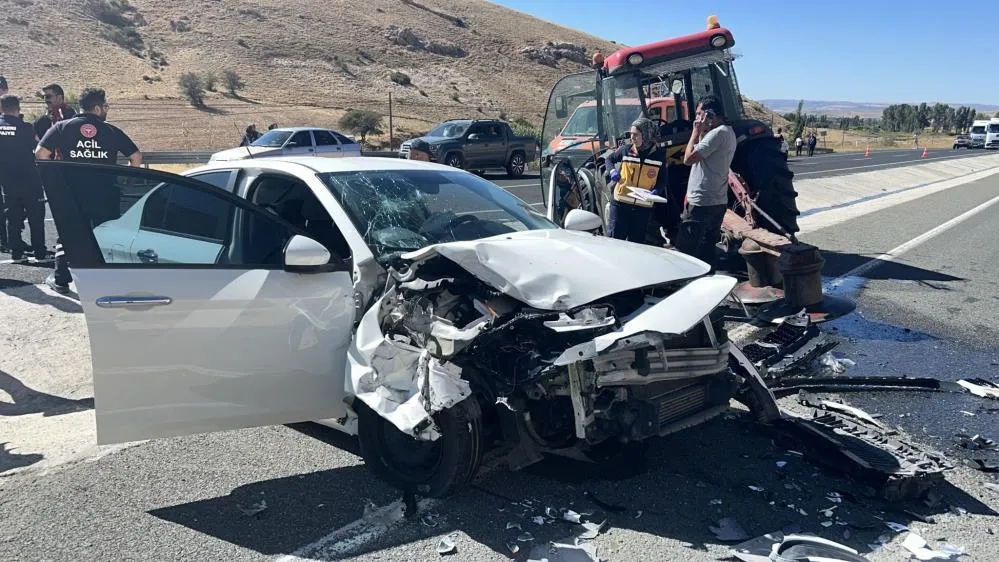 Otomobil ile traktör çarpıştı: 4 yaralı